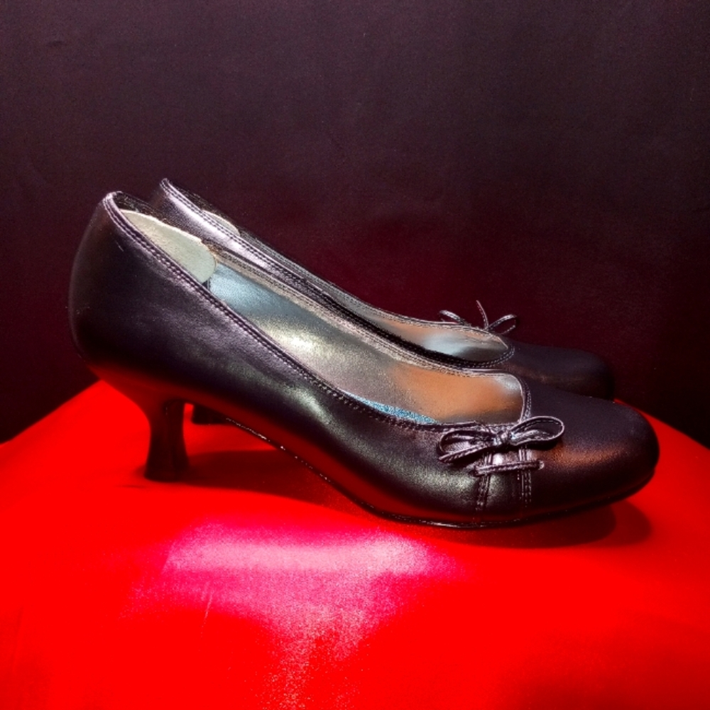 Women's Expression's Close Toed Low Heeled shoes (Size 9.5)